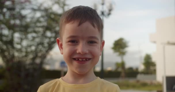Χαριτωμένο Παιδί Χαρούμενο Συναίσθημα Έκφρασης Προσώπου Χαρούμενο Χαμογελαστό Πρόσωπο Πορτρέτο — Αρχείο Βίντεο
