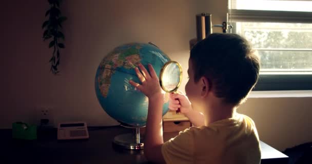 Παιδί Μελετάει Ενώ Κάθεται Στο Σπίτι Ακτίνες Ηλιοβασίλεμα Στο Δωμάτιο — Αρχείο Βίντεο