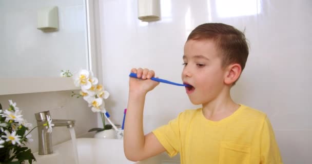 Biały Dzieciak Białym Zębem Patrzący Lustro Odizolowane Domu Styl Życia — Wideo stockowe
