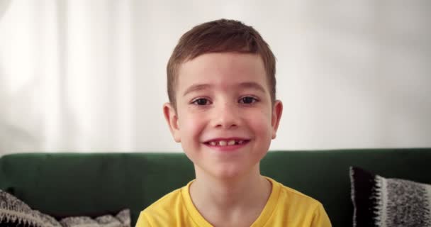 Portrét Legrační Malý Chlapec Usmívající Dítě Dívající Kamery Sedí Gauči — Stock video