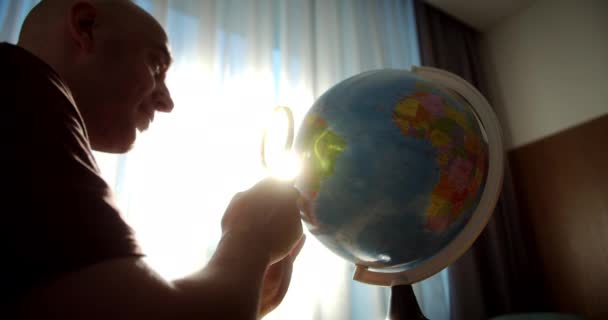 Omul Uită Printr Lupă Glob Omul Care Folosește Globul Stă — Videoclip de stoc