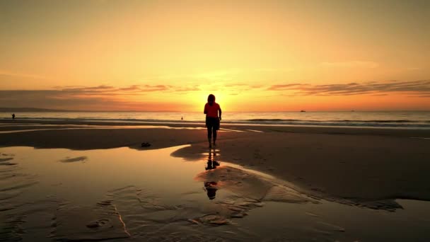 Žena Běhá Písku Podél Teplé Oceánské Vody Při Oranžovém Letním — Stock video