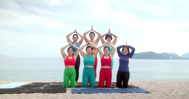 Yoga Class Στο Ηλιοβασίλεμα Χαρούμενη Ποικιλόμορφη Ομάδα Νέων Και Ηλικιωμένων — Αρχείο Βίντεο