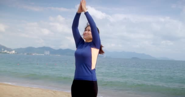 Красива Вільна Жінка Робить Йогу Пляжі Єтнамі Спорт Духовну Практику — стокове відео