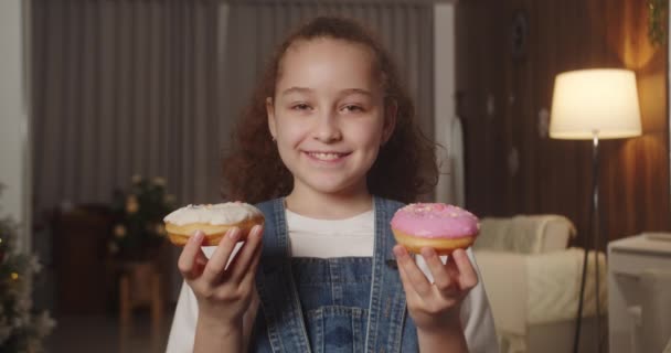 Retrato Niño Feliz Años Que Puede Decidir Comer Una Deliciosa — Vídeos de Stock