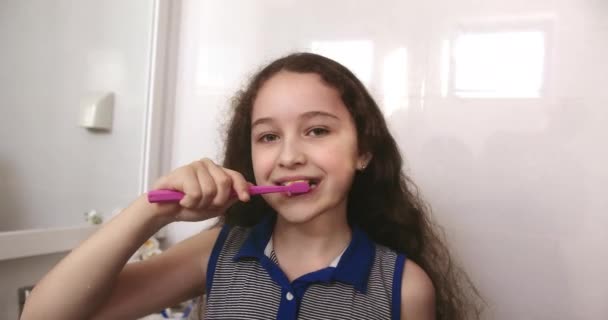 Mała Dziewczynka Codzienna Opieka Zdrowotna Dziecko Białym Zębem Patrzące Lustro — Wideo stockowe