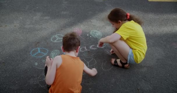 Tatlı Çocuklar Asfalta Tebeşirle Barış Çiziyor Küçük Çocukların Tebeşirle Barış — Stok video
