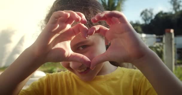 Mała Dziewczynka Robi Znak Miłości Ręce Zachód Słońca Mały Dzieciak — Wideo stockowe