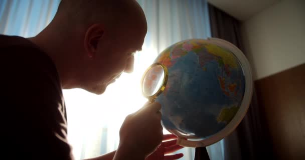 Adam Küreye Büyüteçle Bakıyor Küre Kullanan Bir Adam Evinde Oturur — Stok video