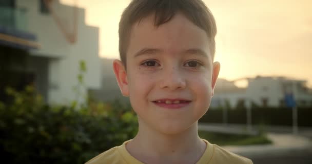 Słodkie Dziecko Szczęśliwy Wyraz Twarzy Emocje Zadowolony Uśmiechnięta Twarz Portret — Wideo stockowe
