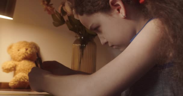 Niño Está Estudiando Mientras Está Sentado Casa Bajo Los Rayos — Vídeos de Stock