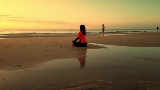 Mooie Vrije Aziatische Vrouw Zitten Meditatie Pose Zonsondergang Vietnam Strand — Stockvideo