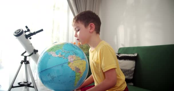 Barnet Håller Förstoringsglas Sina Händer Och Tittar Globen Sitter Hemma — Stockvideo