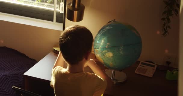 Schoolchild Luz Manhã Senta Uma Mesa Casa Olhando Para Globo — Vídeo de Stock