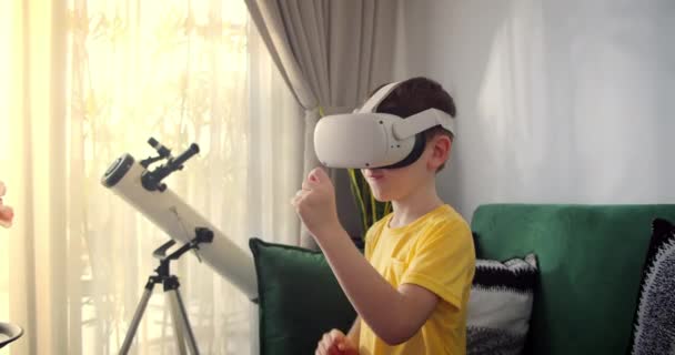 小男孩沉浸在网络空间里 学习在虚拟现实中战斗 孩子在玩游戏 用虚拟现实耳机教孩子 孩子使用虚拟现实眼镜 笑着面对特写 — 图库视频影像