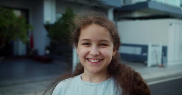 Ritratto Bella Ragazza Adolescente Bambino Guarda Macchina Fotografica Felicemente Sorridente — Video Stock
