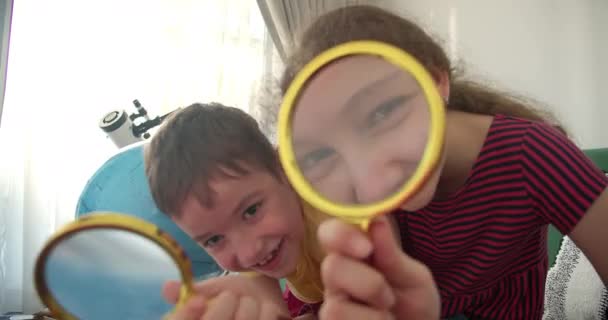 Дитяча Діяльність Веселий Солодкий Посміхається Коли Маленький Веселий Хлопчик Дівчинка — стокове відео
