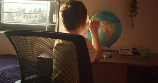 아이는 방에서 태양에 앉아있는 공부하고있다 글로브와 귀여운 아이와 유리를 소년을위한 — 비디오