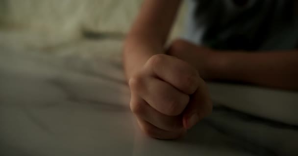 Primo Piano Batte Pugno Del Bambino Arrabbiato Sul Tavolo Lento — Video Stock