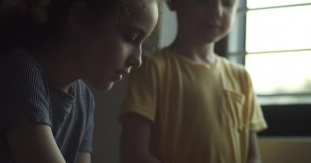Kind Vertelt Zijn Geld Zet Het Spaarpot Schoolmeisje Gooit Munten — Stockvideo