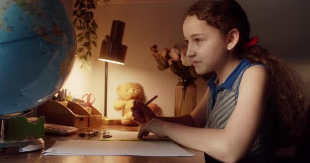 Leende Smart Tonåring Flicka Elev Studerar Hemma Sitter Vid Skrivbordet — Stockvideo