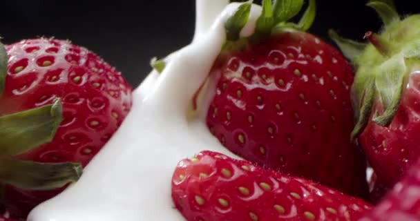 Ekstrem Close Makro Detaljeret Røde Jordbær Løgn Yoghurt Søde Røde – Stock-video
