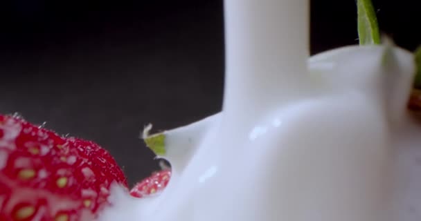 Extrem Närbild Makro Detaljerad Röda Jordgubbar Ligger Yoghurt Söta Röda — Stockvideo