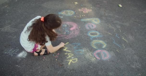 Draufsicht Niedliche Traurige Kleine Mädchen Zeichnen Einen Frieden Auf Den — Stockvideo