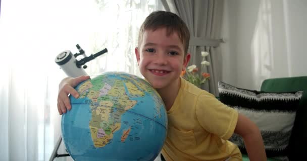 어린이 초상화 어린이 카메라 일몰에 자신의 방에서 소파에 지구를 4K는 — 비디오