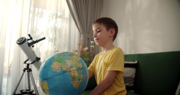 Παιδί Μελετάει Ενώ Κάθεται Στο Σπίτι Στις Ακτίνες Του Ήλιου — Αρχείο Βίντεο