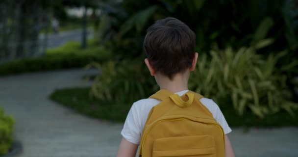 배낭과 책이있는 여학생은 공원을 집에갑니다 아이는 놀이터에 서둘러 아이는 공원에서 — 비디오