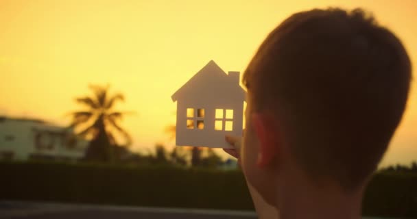 Бумажный Дом Руки Семьи Солнце Светит Окне Крупным Планом Руки — стоковое видео