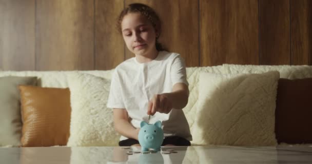 Criança Relata Dinheiro Coloca Mealheiro Estudante Atira Moedas Para Porquinho — Vídeo de Stock