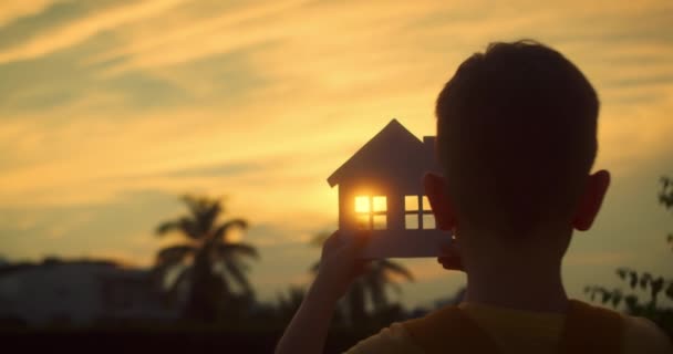 Паперовий Будинок Рук Сім Сонце Світить Вікні Крупним Планом Руки — стокове відео