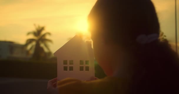 ペーパーハウスの手の家族 太陽は窓の閉鎖で輝きます 日没の紙屋さん シンボルホーム 家族の快適さ コンセプト ビルディング ファミリー ドリームバイハウス 不動産保険について — ストック動画