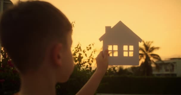 Papírový Dům Rodinu Slunce Svítí Okně Zblízka Ruce Papírna Při — Stock video
