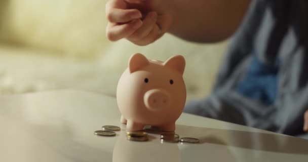 Närbild Hand Kasta Mynt Spargris Bank Ekonomi Och Affärssäkerhet Mynt — Stockvideo