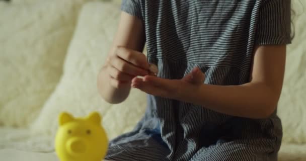 Dziecko Opowiada Swoich Pieniądzach Wkłada Skarbonki Uczennica Wrzuca Monety Różowej — Wideo stockowe