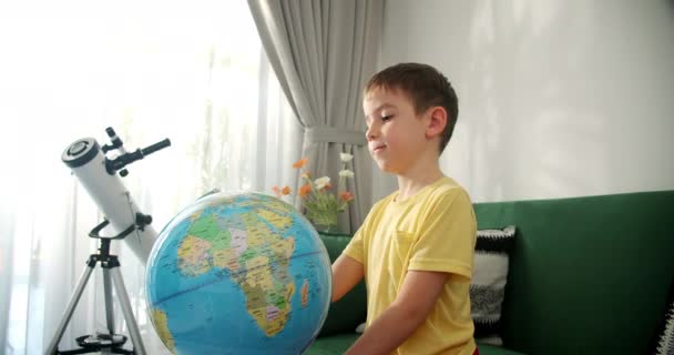 Gyerek Tanul Miközben Otthon Sugarak Nap Szobában Gyerek Reggeli Fényben — Stock videók
