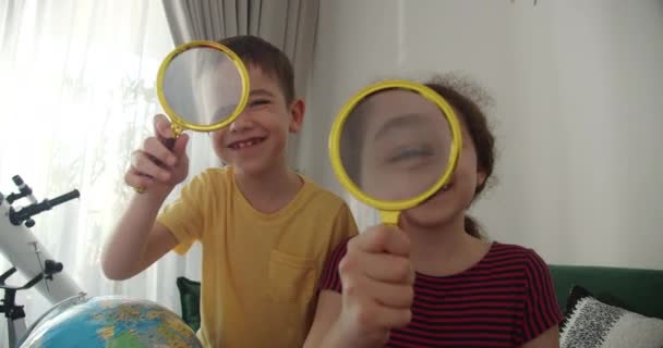 Actividades Infantiles Sonrisas Alegres Dulces Cuando Niño Una Niña Alegres — Vídeo de stock