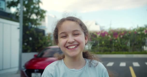 Portret Szczęśliwy Dziecko Pozytywny Dziewczynka Ulica Koło Dom Koło Droga — Wideo stockowe