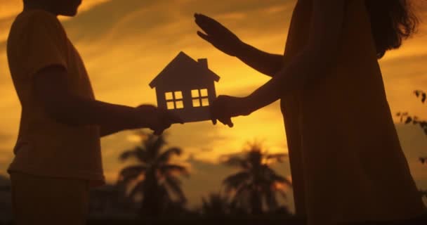 Jovens Seguros Casa Cut Out Sonhando Com Amor Casa Privada — Vídeo de Stock