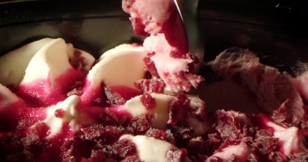 Scoop Παγωτό Φράουλα Closeup Top View Έννοια Των Τροφίμων — Αρχείο Βίντεο