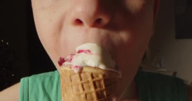 Waffle külahlı dondurma yiyen sevimli çocuğun yakın plan portresi. Dondurma yalayan çocuk.