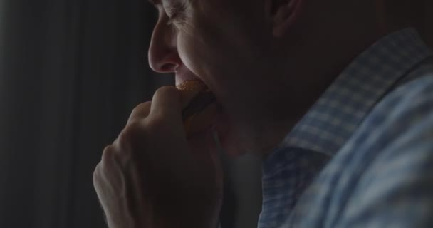 Boca Perto Homem Faminto Com Aparelho Nos Dentes Morde Gananciosamente — Vídeo de Stock