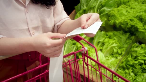 Femme Sur Fond Légumes Vérifie Papier Vérifier Après Avoir Fait — Video