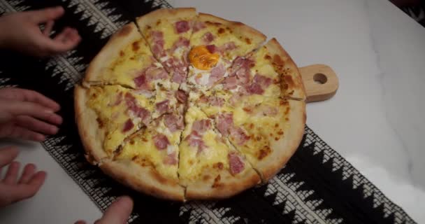 사람들은 박스에서 뜨거운 맛있는 이탈리아 피자의 조각을 서비스 음식을 닫기를 — 비디오