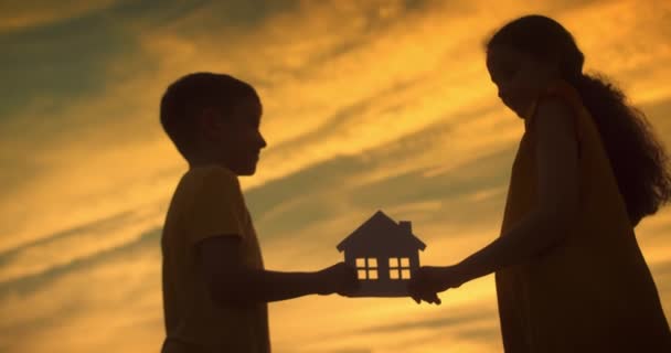 Mladí Lidé Zabezpečí Dům Který Sní Lásce Rodinnému Domovu Symbol — Stock video