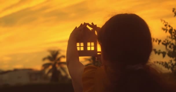 年轻人确保了被切断的房屋 梦想着为家人热爱私人住宅 未来婚姻生活的共同梦想的象征 — 图库视频影像