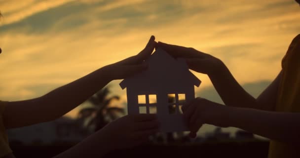 Молодые Люди Защищают Вырезанный Дом Мечтая Любви Частному Дому Семьи — стоковое видео